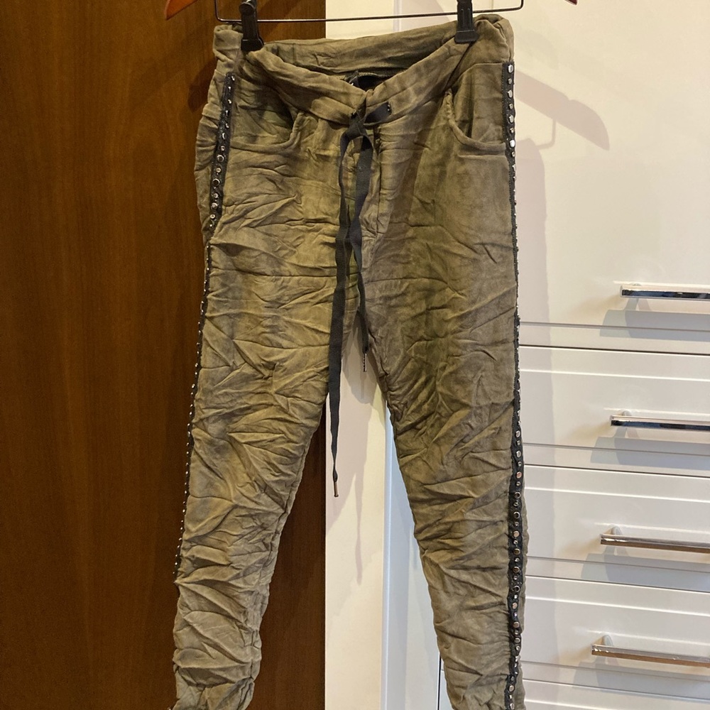 VENTI 6 Khaki Crinkle Pant with Studded sides Never worn, tags on